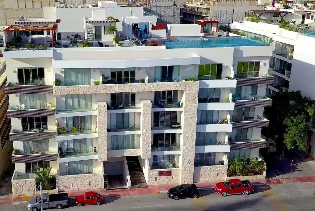 Beautiful Roof Top Pool & Gym With Ocean Views! Playa del Carmen Mexico