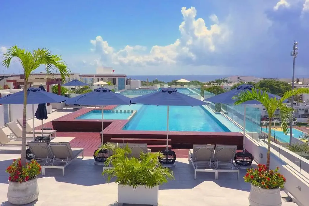 Beautiful Roof Top Pool & Gym With Ocean Views! Playa del Carmen Apartment